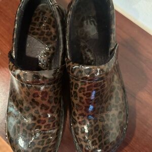 B o c leopard clogs